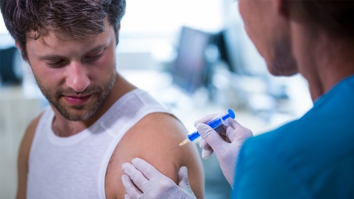 تزریق واکسن به مردان